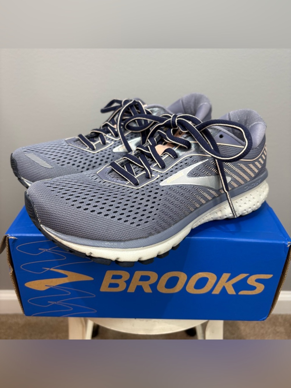 Brooks Ghost 12 Women’s Running Sneaker Sz 6 Greyish Lilac w Pink and Grey